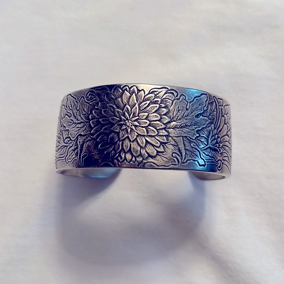 Salisbury Pewter November Flower of the Month Adjustable Bracelet! - Picture 2 of 8